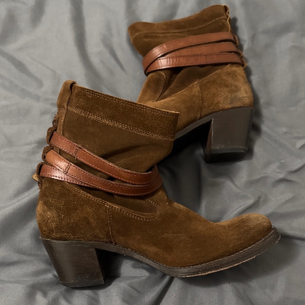 FRYE AND CO. Chestnut Suede Ankle Booties